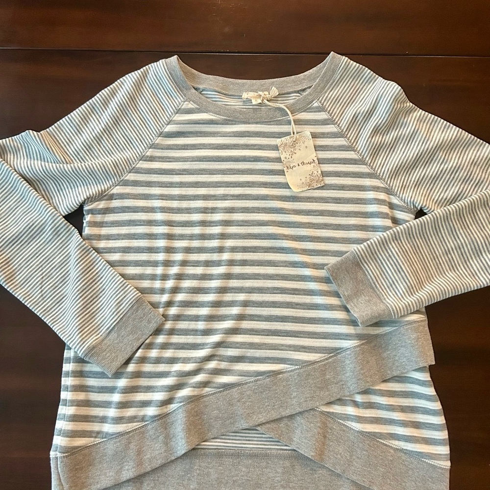 Women’s Hem & Thread Sweatshirt Size Medium